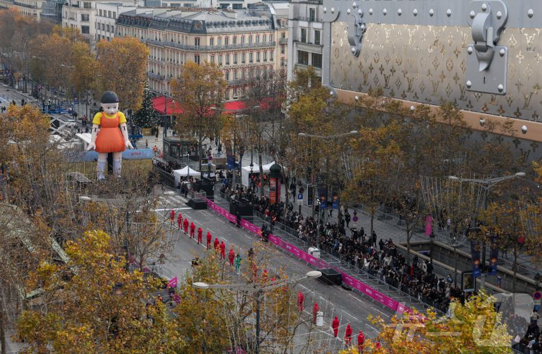 1일(현지시간) 프랑스 파리 샹젤리제 거리에서 열린 넷플릭스 오리지널 시리즈 ‘오징어게임’ 재현 현장 이벤트에서 참가자들이 드라마 속 게임인 ‘무궁화꽃이 피었습니다’에 참여하고 있다.  2024.12.2/뉴스1 ⓒ News1 이준성 기자