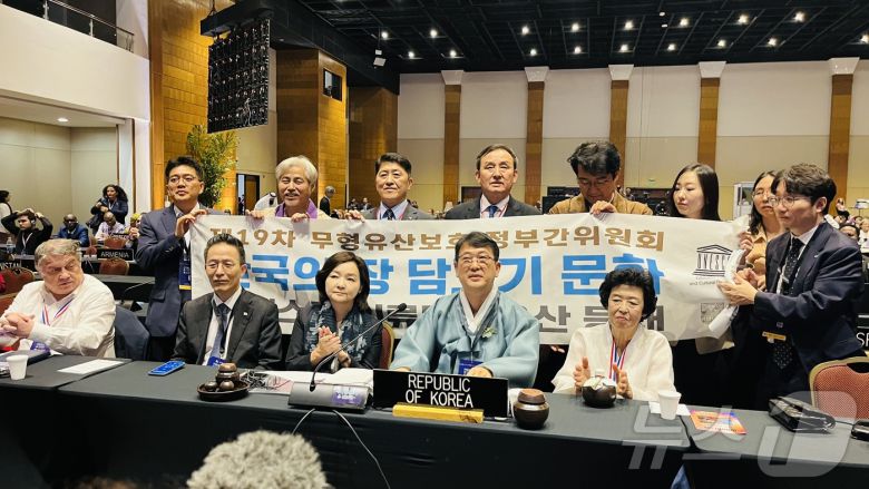 3일(현지시간) 파라과이 아순시온에서 열리고 있는 제19차 유네스코 무형유산보호협약 정부간위원회에서 ‘한국의 장 담그기 문화’가 유네스코 인류무형유산으로 등재되자 최응천 국가유산청장(오른쪽 두 번째)이 박상미 주유네스코대표부대사(가운데) 등 정부 대표단이 박수를 치고 있다. ‘한국의 장 담그기 문화’는 공동체의 평화와 소속감을 조성하고, 문화다양성 증진을 인정받아 한국의 23번째 유네스코 인류무형유산으로 이름을 올리게 되었다. 국가유산청 제공.