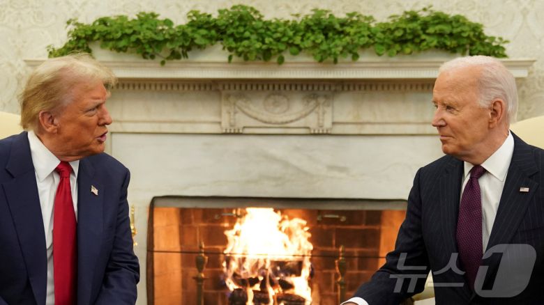 조 바이든 미국 대통령(오른쪽)과 도널드 트럼프 대통령 당선인이 13일(현지시간) 워싱턴 백악관에서 만나 대화를 하고 있다. 2024.11.14 ⓒ 로이터=뉴스1 ⓒ News1 우동명 기자