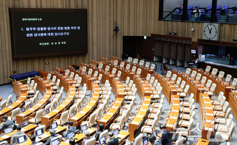 5일 오전 서울 여의도 국회에서 열린 제418회국회(정기회) 제16차 본회의에서 국민의힘 불참 속에 김승원 더불어민주당 법사위 간사가 법무부·검찰청·검사의 헌법·법령 위반 등 관련 감사원에 대한 감사요구안 제안설명을 하고 있다. 감사요구안은 재적 300인, 재석 188인, 찬성 185인, 반대 3인, 기권 0인으로 통과됐다. 2024.12.5/뉴스1 ⓒ News1 안은나 기자