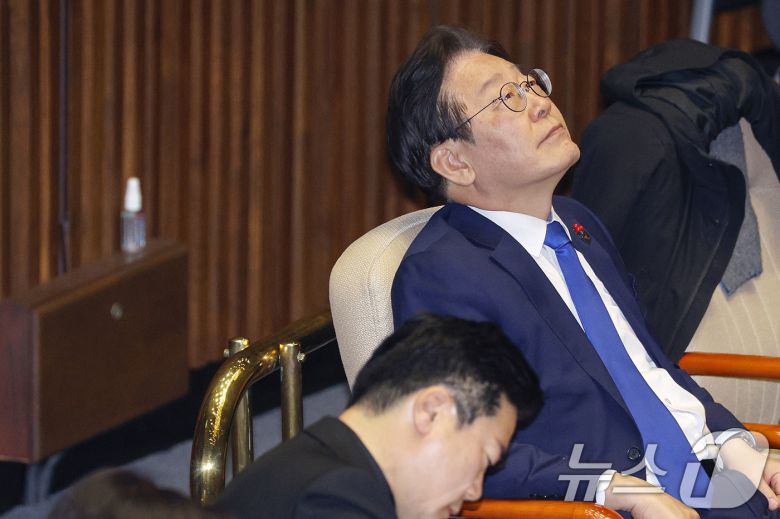 이재명 더불어민주당 대표가 5일 새벽 서울 여의도 국회에서 열린 제418회국회(정기회) 제16차 본회의에 참석해 생각에 잠겨있다. 이날 본회의에는 윤석열 대통령과 김용현 국방부 장관에 대한 탄핵소추안이 보고된다. 2024.12.5/뉴스1 ⓒ News1 민경석 기자