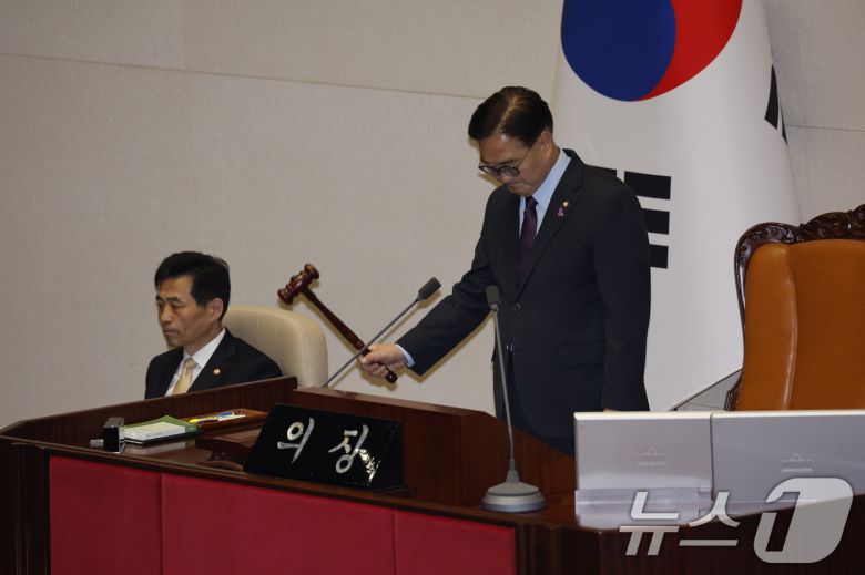 우원식 국회의장이 5일 오전 서울 여의도 국회에서 열린 제418회국회(정기회) 제16차 본회의 개회를 선언하고 있다. 이날 본회의에는 윤석열 대통령과 김용현 국방부 장관에 대한 탄핵소추안이 보고된다. 2024.12.5/뉴스1 ⓒ News1 안은나 기자