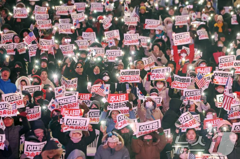 자유통일당과 대한민국바로세우기 국민운동본부 등 보수단체 회원들이 '김건희 여사 특별법' 부결 소식과 '윤석역 대통령 탄핵안' 부결 전망에 기뻐하고 있다. 2024.12.7/뉴스1 ⓒ News1 민경석 기자