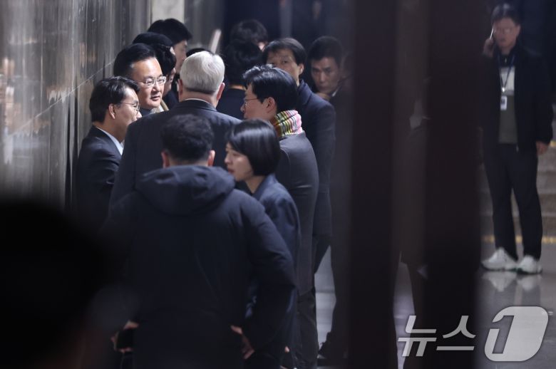 7일 오후 서울 여의도 국회에서 열린 제418회국회(정기회) 제17차 본회의에서 박찬대 더불어민주당 원내대표의 윤석열 대통령 탄핵소추안 제안설명이 시작되자 본회의장에서 퇴장한 국민의힘 의원들이 모여 대화를 나누고 있다. 2024.12.7/뉴스1 ⓒ News1 구윤성 기자