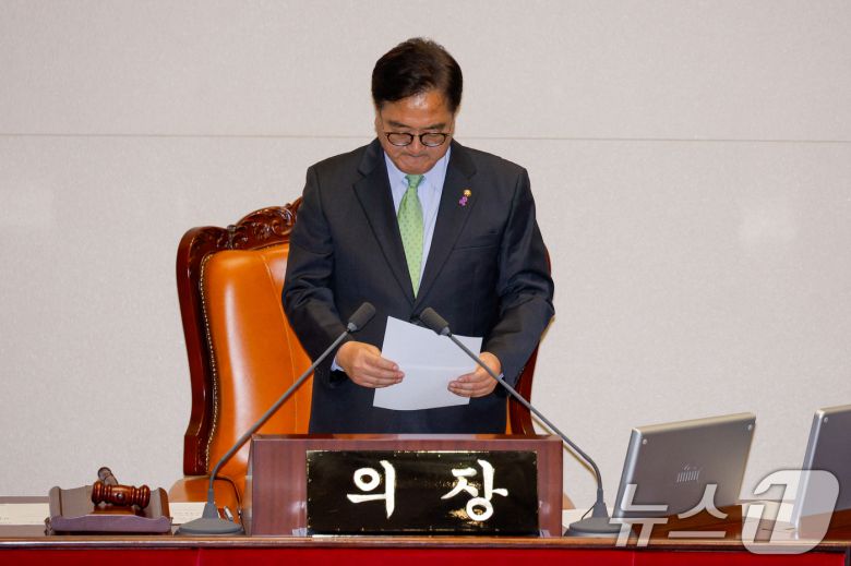 우원식 국회의장이 7일 오후 서울 여의도 국회에서 열린 제418회국회(정기회) 제17차 본회의에서 김건희 특검법(윤석열 대통령 배우자 김건희의 주가조작 사건 등의 진상규명을 위한 특별검사 임명 등에 관한 법률안 재의의 건) 부결을 알리기 전 굳은 표정을 짓고 있다. 2024.12.7/뉴스1 ⓒ News1 안은나 기자