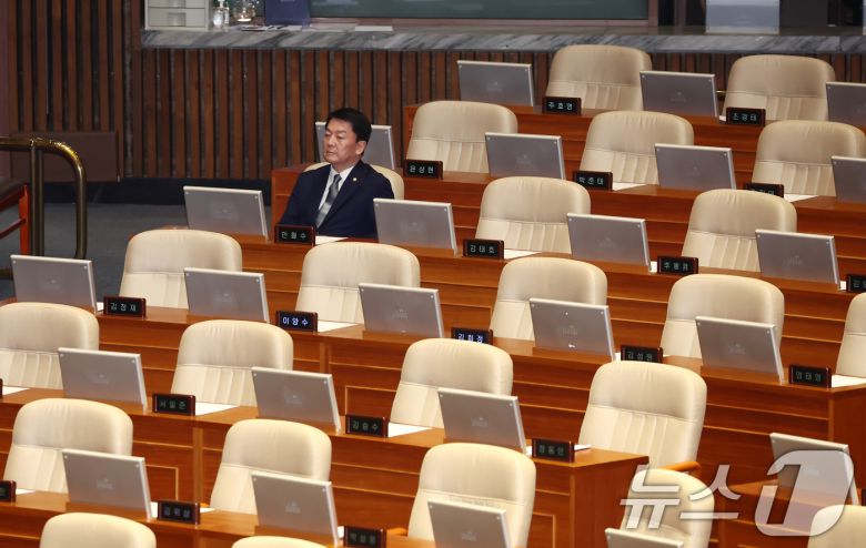 안철수 국민의힘 의원이 7일 오후 서울 여의도 국회에서 열린 제418회국회(정기회) 제17차 본회의에서 '윤석열 대통령 탄핵소추안'이 안건으로 상정되자 국민의힘 의원들이 퇴장한 가운데 홀로 자리해 있다. 2024.12.7/뉴스1 ⓒ News1 김민지 기자