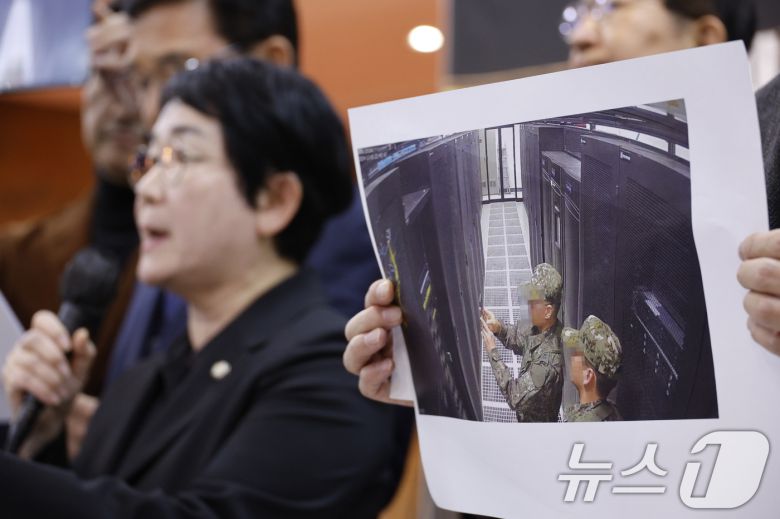 국회 행정안전위원회 야3당 위원들이 6일 오후 국회 로텐더홀에서 ‘계엄군의 선관위 침탈 관련, 선관위 내부 cctv 열람 결과 발표 기자회견’을 하고 있다. 2024.12.6/뉴스1 ⓒ News1 안은나 기자