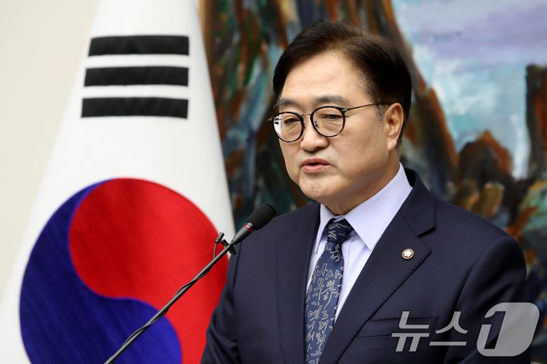 우원식 국회의장이 8일 오후 서울 여의도 국회에서 한덕수 국무총리와 한동훈 국민의힘 대표의 대국민 담화 발표와 관련해 입장을 밝히는 긴급 기자회견을 하고 있다. 2024.12.8/뉴스1 ⓒ News1 이광호 기자