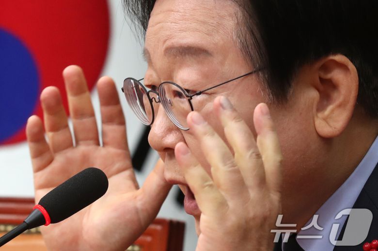 이재명 더불어민주당 대표가 8일 오후 서울 여의도 국회에서 한덕수 국무총리와 한동훈 국민의힘 대표의 대국민 담화 발표와 관련해 입장을 밝히는 기자간담회를 하고 있다. 2024.12.8/뉴스1 ⓒ News1 이광호 기자