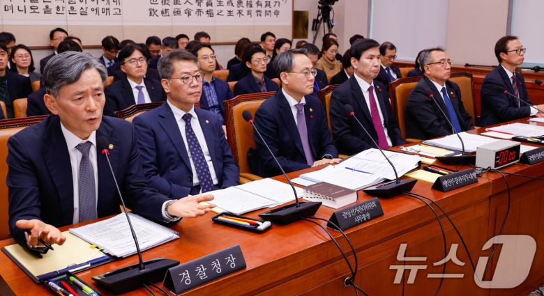 조지호 경찰청장이 9일 서울 여의도 국회에서 열린 법제사법위원회 제418회국회(정기회) 제20차 전체회의에 출석해 비상계엄 사태 관련 질의에 답하고 있다. 왼쪽부터 조 경찰청장, 김용빈 중앙선거관리위원회 사무총장, 고기동 행정안전부 장관 직무대행(차관), 김선호 국방부 장관 직무대행(차관), 김종철 병무청장, 강환석 방위사업청 차장. 2024.12.9/뉴스1 ⓒ News1 안은나 기자