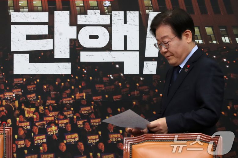 이재명 더불어민주당 대표가 8일 오후 서울 여의도 국회에서 한덕수 국무총리와 한동훈 국민의힘 대표의 대국민 담화 발표와 관련해 입장을 밝히는 기자간담회에 참석하고 있다. 2024.12.8/뉴스1 ⓒ News1 이광호 기자