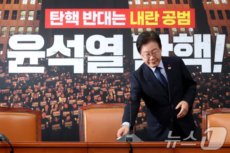 이재명 더불어민주당 대표가 8일 오후 서울 여의도 국회에서 한덕수 국무총리와 한동훈 국민의힘 대표의 대국민 담화 발표와 관련해 입장을 밝히는 기자간담회에 참석하고 있다. 2024.12.8/뉴스1 ⓒ News1 이광호 기자