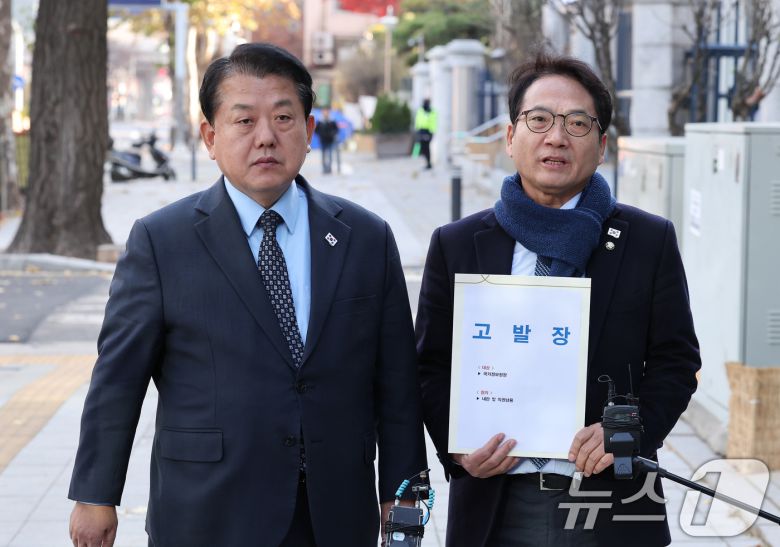 김병주 더불어민주당 최고위원과 박선원 의원이 9일 서울 서대문구 경찰청 국가수사본부 앞에서 조태용 국가정보원장을 내란죄 및 직궘남용혐의로 고발하기 위해 이동하고 있다. 2024.12.9/뉴스1 ⓒ News1 김성진 기자