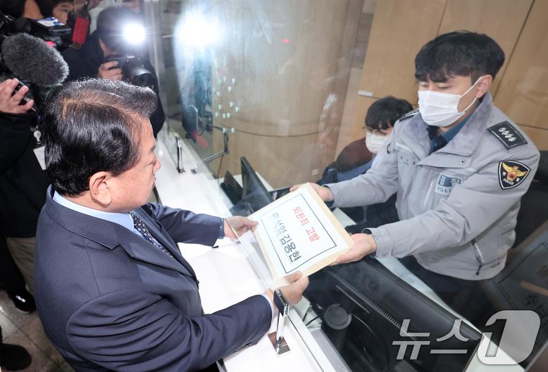 김병주 더불어민주당 최고위원과 이용우·이태형 법률위원장, 이건태 당 법률대변인이 9일 서울 서대문구 경찰청 민원실에서 외환죄(일반이적죄) 위반 혐의로 윤석열 대통령과 김용현 전 국방부 장관에 대한 고발장을 제출하고 있다. 2024.12.9/뉴스1 ⓒ News1 김성진 기자