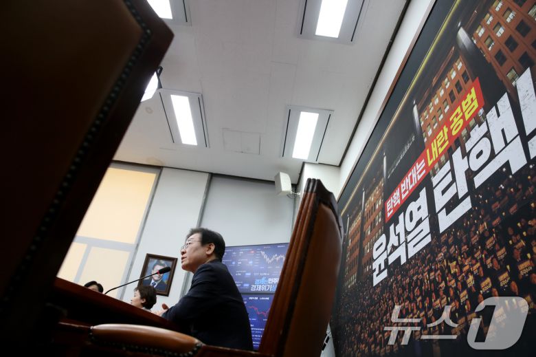 이재명 더불어민주당 대표가 8일 오후 서울 여의도 국회에서 한덕수 국무총리와 한동훈 국민의힘 대표의 대국민 담화 발표와 관련해 입장을 밝히는 기자간담회를 하고 있다. 2024.12.8/뉴스1 ⓒ News1 이광호 기자