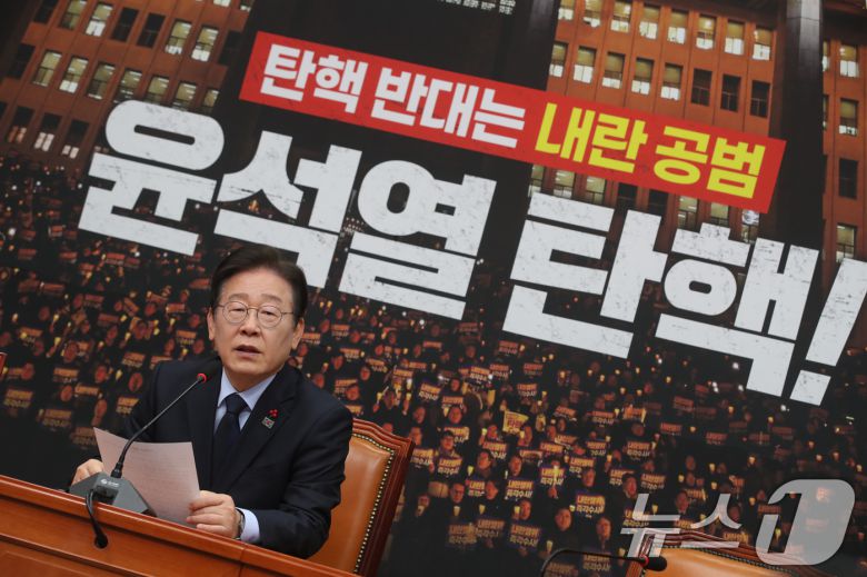 이재명 더불어민주당 대표가 8일 오후 서울 여의도 국회에서 한덕수 국무총리와 한동훈 국민의힘 대표의 대국민 담화 발표와 관련해 입장을 밝히는 기자간담회를 하고 있다. 2024.12.8/뉴스1 ⓒ News1 이광호 기자