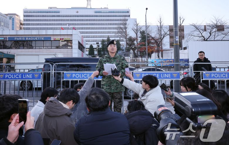 김현태 특전사 제707특수임무단 단장이 9일 오전 서울 용산구 국방부 전쟁기념관 앞에서 기자회견을 하고 있다. 앞서 국방부 검찰단은 지난 6일 비상계엄 관련 내란죄 등으로 고발되거나 연루된 현역 군인 10명에 대해 법무부에 긴급 출국금지를 신청했으며, 김 단장도 여기에 포함됐다. 2024.12.9/뉴스1 ⓒ News1 김진환 기자