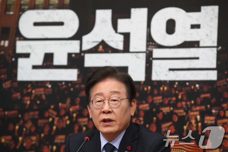 이재명 더불어민주당 대표가 8일 오후 서울 여의도 국회에서 한덕수 국무총리와 한동훈 국민의힘 대표의 대국민 담화 발표와 관련해 입장을 밝히는 기자간담회를 하고 있다. 2024.12.8/뉴스1 ⓒ News1 이광호 기자