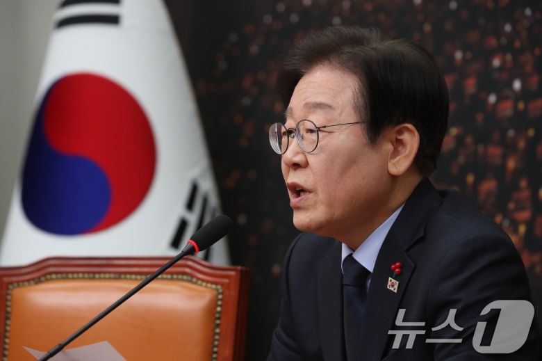 이재명 더불어민주당 대표가 8일 오후 서울 여의도 국회에서 한덕수 국무총리와 한동훈 국민의힘 대표의 대국민 담화 발표와 관련해 입장을 밝히는 기자간담회를 하고 있다. 2024.12.8/뉴스1 ⓒ News1 이광호 기자