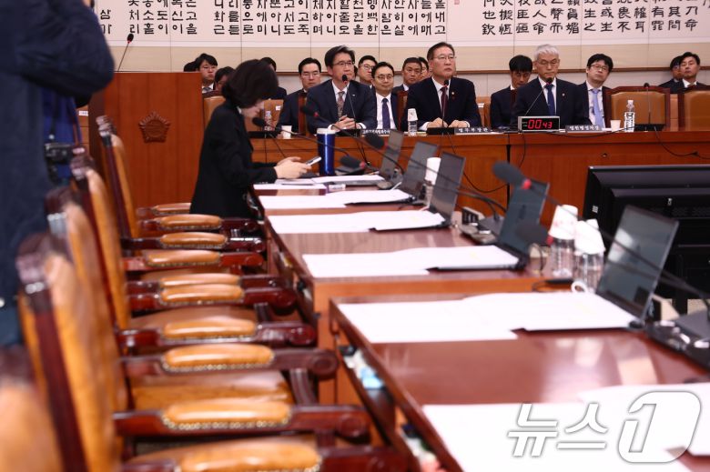 9일 서울 여의도 국회에서 열린 비상계엄 사태와 관련한 윤석열 대통령 등의 내란 혐의 진상규명을 위한 상설특검 수사요구안 등에 관한 법제사법위원회 전체회의에서 국민의힘 의원들의 자리가 비어 있다. 2024.12.9/뉴스1 ⓒ News1 김민지 기자