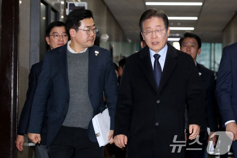 이재명 더불어민주당 대표와 박찬대 원내대표가 8일 오후 서울 여의도 국회에서 열린 비공개 의원총회에 참석하기 위해 이동하고 있다. 2024.12.8/뉴스1 ⓒ News1 이광호 기자