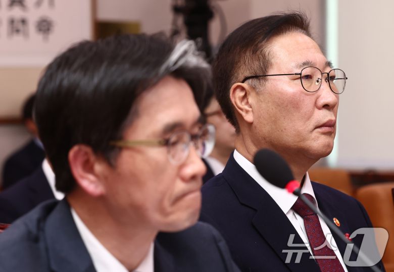 박성재 법무부 장관과 오동운 공수처장이 9일 서울 여의도 국회에서 열린 비상계엄 사태와 관련한 윤석열 대통령 등의 내란 혐의 진상규명을 위한 상설특검 수사요구안 등에 관한 법제사법위원회 전체회의에 출석, 굳은 표정으로 야당 의원들의 질의를 듣고 있다. 2024.12.9/뉴스1 ⓒ News1 김민지 기자