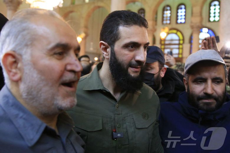 8일(현지시간) 바샤르 알-아사드의 시리아 정부가 붕괴된 뒤 다마스쿠스 우마야드 모스크에서 반군 하야트 타흐리트 알샴(HTS)의 지도자가 시민들과 포즈를 취하고 있다. 2024.12.09 ⓒ AFP=뉴스1 ⓒ News1 우동명 기자