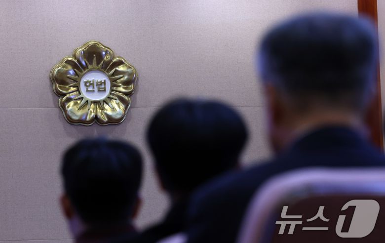 10일 오후 서울 종로구 헌법재판소 대심판정에서 열린 감사원의 '선거관리위원회 채용 등 인력관리실태' 직무감찰에 관한 권한쟁의 사건에 대한 변론에서 방청객들이 참석해 자리하고 있다. 2024.12.10/뉴스1 ⓒ News1 김명섭 기자