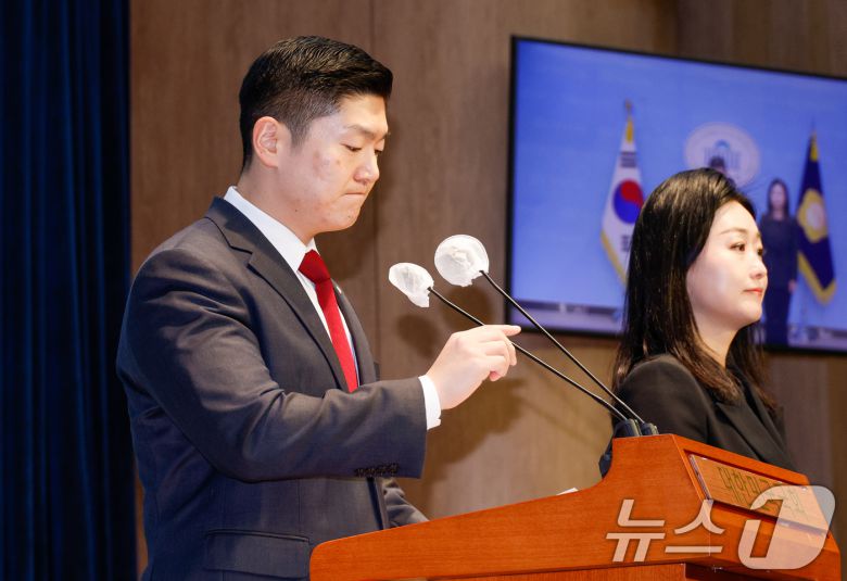 김재섭 국민의힘 의원이 11일 오후 서울 여의도 국회 소통관에서 윤석열 대통령 탄핵 찬성 입장을 밝히기 전 굳은 표정을 짓고 있다. 2024.12.11/뉴스1 ⓒ News1 안은나 기자