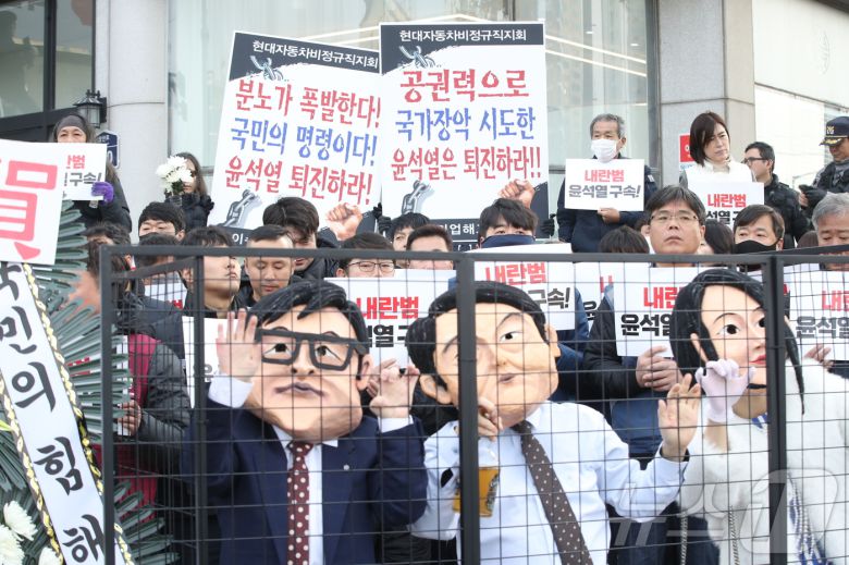 30여 개 시민사회단체와 5개 정당이 참여하는 윤석열 퇴진 울산운동본부 회원들이 11일 오전 국민의힘 울산시당 앞에서 윤 정권 탄핵 퍼포먼스를 펼치고 있다. 2024.12.11/뉴스1 ⓒ News1 김세은 기자