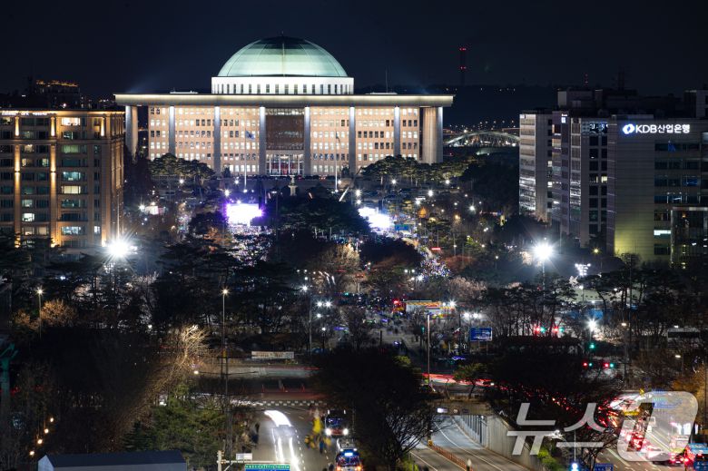 윤석열 대통령에 대한 국회 탄핵안 표결일인 7일 서울 여의도 국회 앞에서 시민들이 늦은 시간까지 모여 윤석열 대통령 탄핵소추안 가결을 촉구하고 있다. 2024.12.7/뉴스 ⓒ News1 이승배 기자