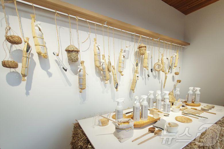 신세계인터내셔날 자주는 11일 서울 가회동 자주앳홈(JAJU@Home) SS2025 전시장을 오픈했다. /뉴스1 ⓒ News1 김명신 기자