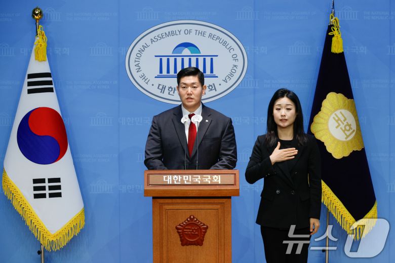 김재섭 국민의힘 의원이 11일 오후 서울 여의도 국회 소통관에서 윤석열 대통령 탄핵 찬성 입장을 밝히고 있다. 2024.12.11/뉴스1 ⓒ News1 안은나 기자