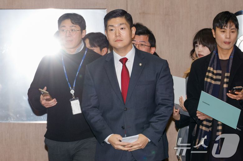 김재섭 국민의힘 의원이 11일 오후 서울 여의도 국회 소통관에서 윤석열 대통령 탄핵 찬성 기자회견을 하기 위해 입장하고 있다. 2024.12.11/뉴스1 ⓒ News1 안은나 기자