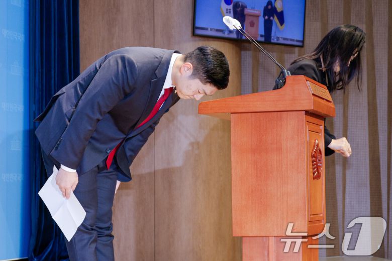 김재섭 국민의힘 의원이 11일 오후 서울 여의도 국회 소통관에서 윤석열 대통령 탄핵 찬성 입장을 밝힌 뒤 인사하고 있다. 2024.12.11/뉴스1 ⓒ News1 안은나 기자