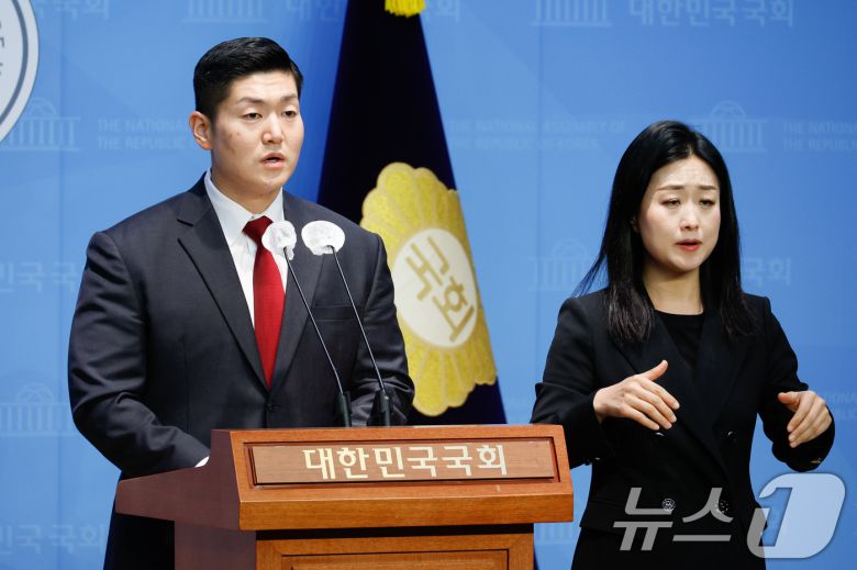 김재섭 국민의힘 의원이 11일 오후 서울 여의도 국회 소통관에서 윤석열 대통령 탄핵 찬성 입장을 밝히고 있다. 2024.12.11/뉴스1 ⓒ News1 안은나 기자