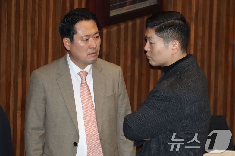 국민의힘 장동혁, 김재섭 의원이 10일 오후 서울 여의도 국회에서 열린 본회의에서 대화하고 있다. 2024.12.10/뉴스1 ⓒ News1 이광호 기자