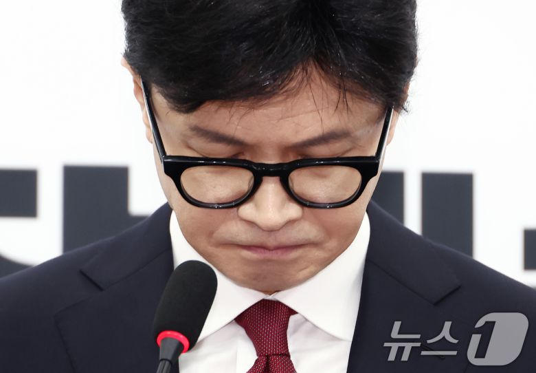 한동훈 국민의힘 대표가 12일 오전 서울 여의도 국회에서 대통령 탄핵 관련 입장 발표를 하던 도중 고개를 떨구고 있다. 2024.12.12/뉴스1 ⓒ News1 김민지 기자