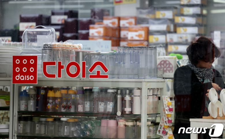 서울 용산구에 위치한 한 다이소 매장을 찾은 시민이 물품을 구매하고 있다. 2023.12.13/뉴스1 ⓒ News1 장수영 기자