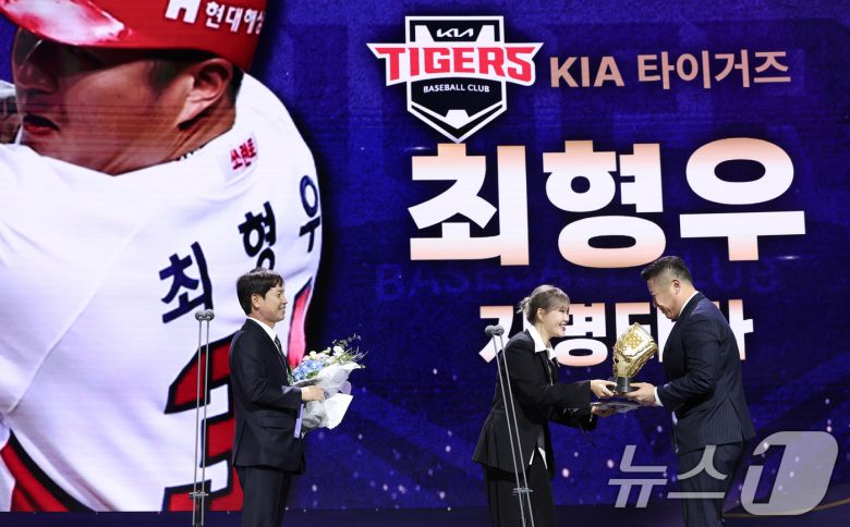 KIA 타이거즈 최형우가 13일 서울 강남구 코엑스 오디토리움에서 열린 ‘2024 신한은행 SOL KBO 골든글러브 시상식’에서 지명타자 부문 골든글러브를 수상하고 있다. 2024.12.13/뉴스1 ⓒ News1 김성진 기자