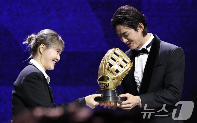 삼성 라이온즈 구자욱이 13일 서울 강남구 코엑스 오디토리움에서 열린 ‘2024 신한은행 SOL KBO 골든글러브 시상식’에서 외야수 부문 골든글러브를 수상하고 있다. 2024.12.13/뉴스1 ⓒ News1 김성진 기자