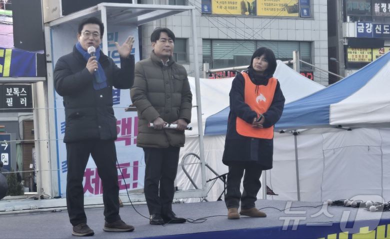허태정 전 대전시장(왼쪽)이 15일 대전역 서광장에서 열린 '대전촛불대행진'에서 윤석열 대통령의 즉각 퇴진과 구속 수사를 촉구하고 있다. 2024.12.13 /뉴스1 ⓒ News1 허진실 기자