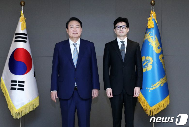 윤석열 대통령이 26일 정부세종청사에서 한동훈 법무부 장관에게 국무위원 임명장을 수여한 후 기념촬영을 하고 있다. (대통령실사진기자단) 2022.5.26/뉴스1 ⓒ News1 안은나 기자