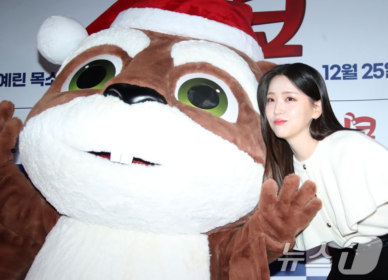 배우 김지은이 18일 서울 강남구 코엑스 메가박스에서 열린 애니메이션 ‘니코:오로라 원정대의 모험’ 언론 시사회에서 포즈를 취하고 있다. '니코: 오로라 원정대의 모험'은 멋진 산타 비행단을 꿈꾸는 꼬마 사슴 ‘니코’와 ‘스텔라’가 크리스마스를 하루 앞두고 사라져버린 썰매를 되찾기 위해 떠나면서 펼쳐지는 모험을 그린 작품이다. 2024.12.18/뉴스1 ⓒ News1 권현진 기자