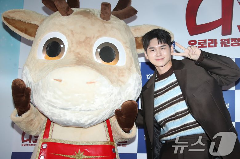 배우 옹성우가 18일 서울 강남구 코엑스 메가박스에서 열린 애니메이션 ‘니코:오로라 원정대의 모험’ 언론 시사회에서 포즈를 취하고 있다. '니코: 오로라 원정대의 모험'은 멋진 산타 비행단을 꿈꾸는 꼬마 사슴 ‘니코’와 ‘스텔라’가 크리스마스를 하루 앞두고 사라져버린 썰매를 되찾기 위해 떠나면서 펼쳐지는 모험을 그린 작품이다. 2024.12.18/뉴스1 ⓒ News1 권현진 기자