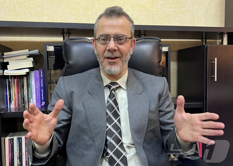 19일(현지시간) 시리아 다마스쿠스에서 신임 교육부장관인 나지르 모하마드 알카드리가 새 정부의 교육 방침에 대해 설명하고 있다. 2024.12.19/ ⓒ 로이터=뉴스1 ⓒ News1 권진영 기자