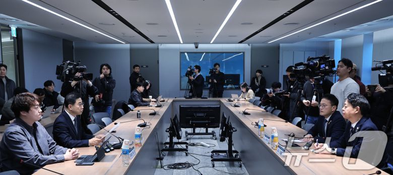 박단 대한전공의협의회 비상대책위원장(왼쪽부터)과 박형욱 대한의사협회 비상대책위원장, 박주민 국회 보건복지위원장, 김영호 국회 교육위원장이 19일 오후 서울 용산구 대한의사협회에서 국회-대한의사협회 비대위-대한전공의협의회 비대위 간담회를 갖고 있다. 2024.12.19/뉴스1 ⓒ News1 박정호 기자