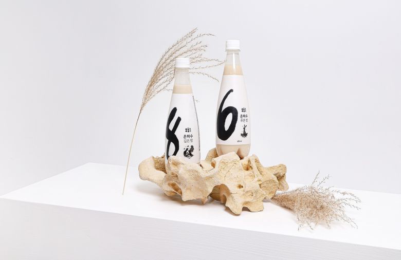 은하수막걸리 2종 (교촌에프앤비 제공).