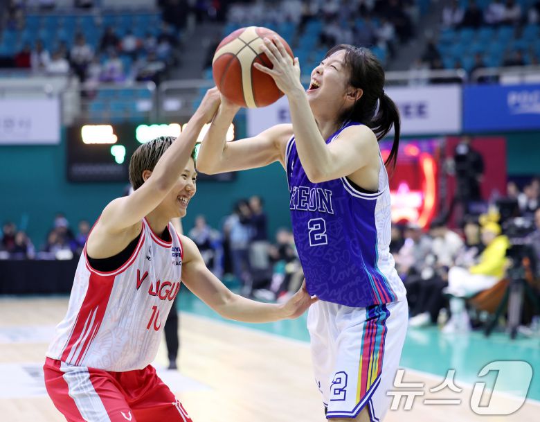 22일 부천 원미구 부천체육관에서 열린 하나은행 2024-2025 시즌 여자프로농구 한일 올스타전에서 한국 올스타 신지현과 일본 올스타 마치다 루이가 볼다툼을 하고 있다. 2024.12.22/뉴스1 ⓒ News1 박지혜 기자