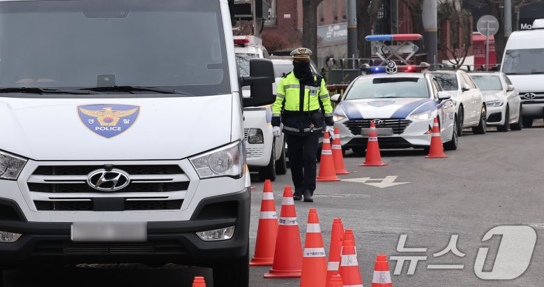 윤석열 대통령이 '12·3 비상계엄' 사태를 수사하는 고위공직자범죄수사처(공수처)의 2차 출석 요구에 불응한 25일 서울 용산구 한남동 대통령 관저 앞에 경찰 인력이 경계 근무를 서고 있다. 2024.12.25/뉴스1 ⓒ News1 김성진 기자